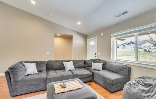 2852 Glacier Drive, Klamath Falls, OR 97603