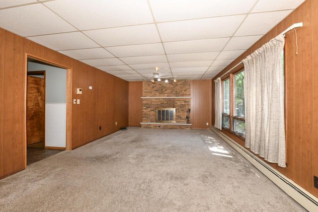 N6924 Oak LANE, Elkhorn, WI 53121