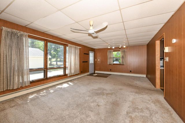 N6924 Oak LANE, Elkhorn, WI 53121