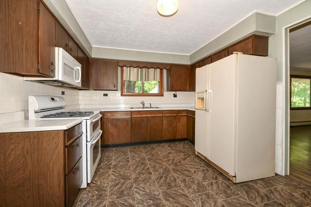 N6924 Oak LANE, Elkhorn, WI 53121