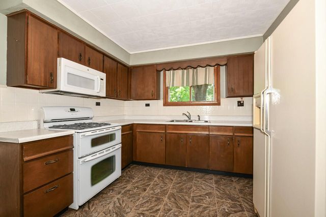 N6924 Oak LANE, Elkhorn, WI 53121