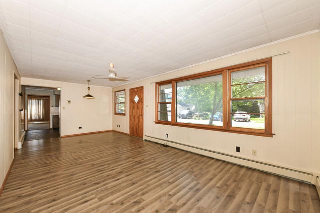 N6924 Oak LANE, Elkhorn, WI 53121