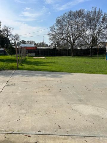 2703 E Goshen Avenue, Visalia, CA 93292