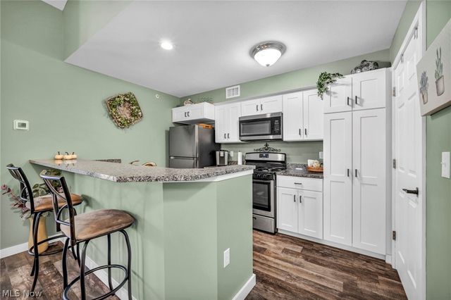 23002 Chandlers Lane, Olmsted Falls, OH 44138