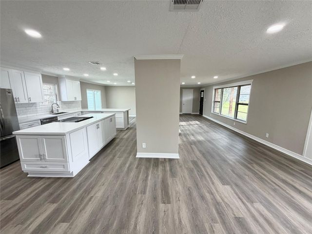 306 Oak Drive, Lake Jackson, TX 77566