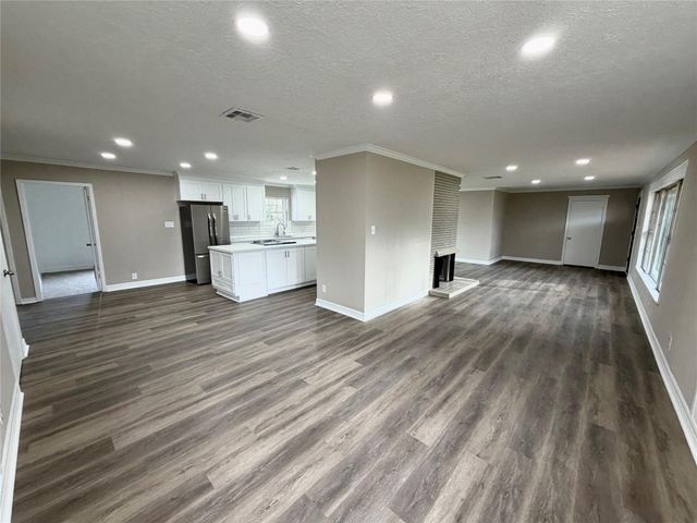 306 Oak Drive, Lake Jackson, TX 77566