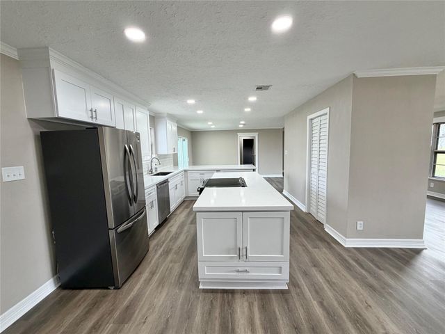 306 Oak Drive, Lake Jackson, TX 77566