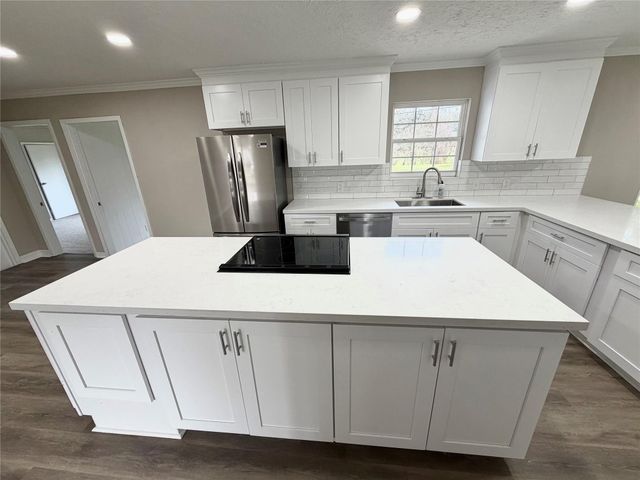 306 Oak Drive, Lake Jackson, TX 77566