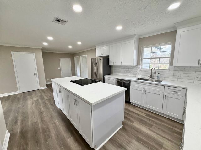 306 Oak Drive, Lake Jackson, TX 77566