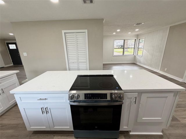 306 Oak Drive, Lake Jackson, TX 77566