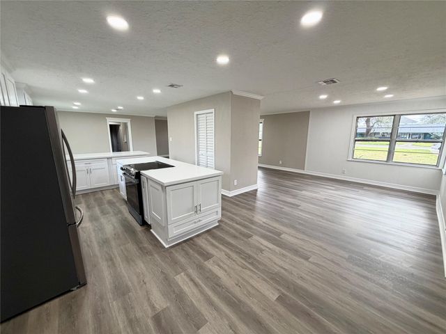 306 Oak Drive, Lake Jackson, TX 77566