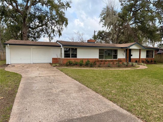 306 Oak Drive, Lake Jackson, TX 77566