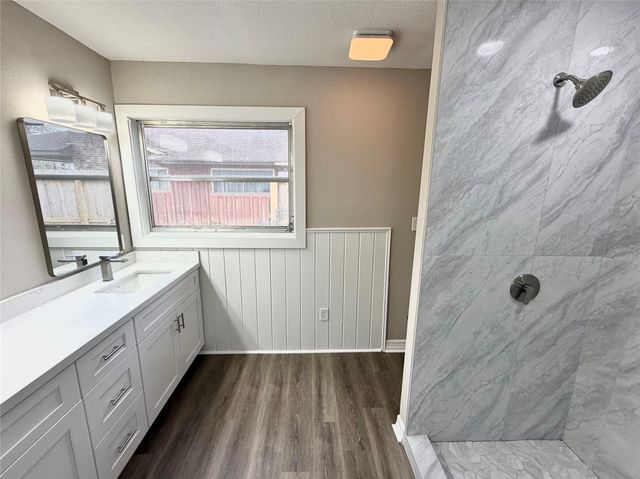 306 Oak Drive, Lake Jackson, TX 77566