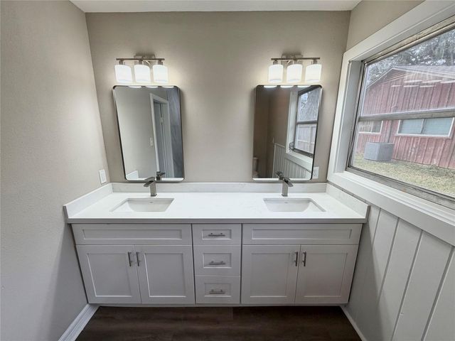 306 Oak Drive, Lake Jackson, TX 77566