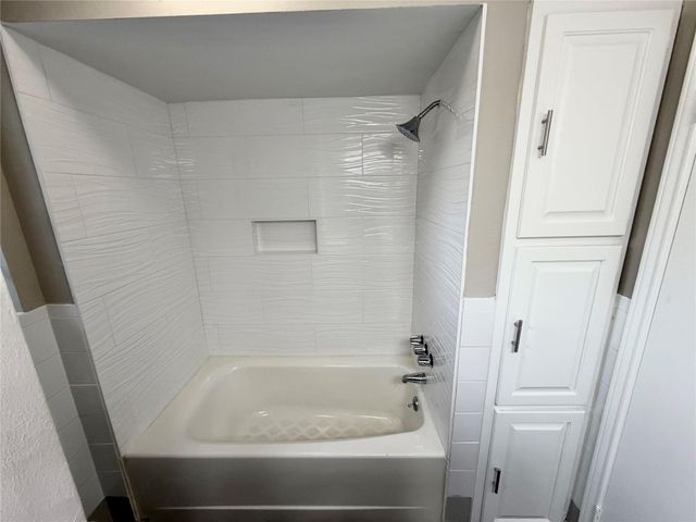 306 Oak Drive, Lake Jackson, TX 77566