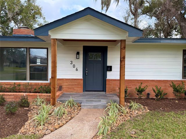 306 Oak Drive, Lake Jackson, TX 77566