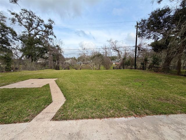 306 Oak Drive, Lake Jackson, TX 77566