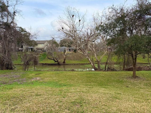 306 Oak Drive, Lake Jackson, TX 77566