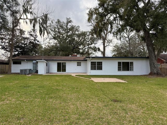 306 Oak Drive, Lake Jackson, TX 77566