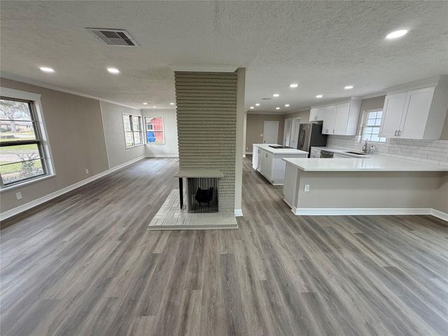 306 Oak Drive, Lake Jackson, TX 77566