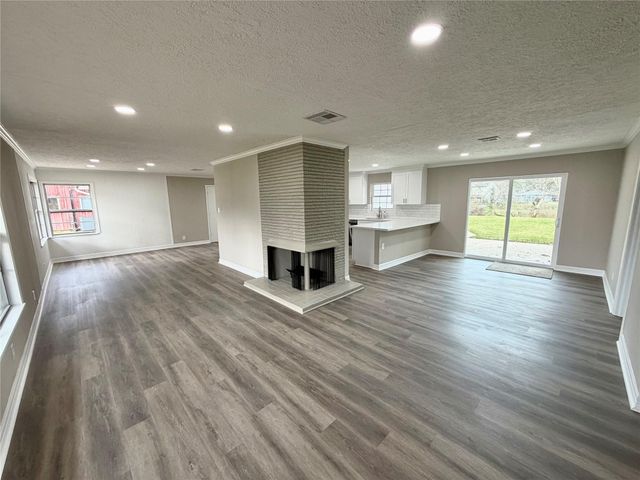 306 Oak Drive, Lake Jackson, TX 77566