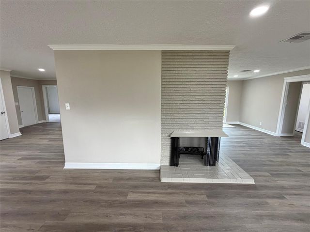 306 Oak Drive, Lake Jackson, TX 77566