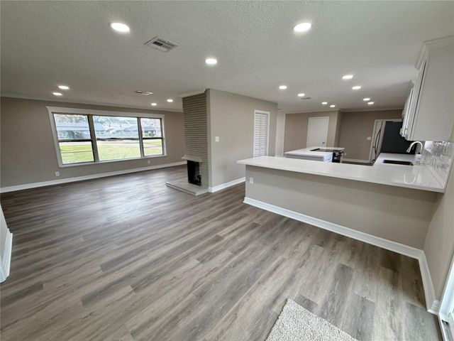 306 Oak Drive, Lake Jackson, TX 77566