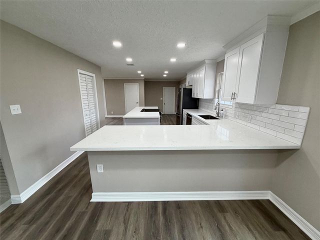 306 Oak Drive, Lake Jackson, TX 77566