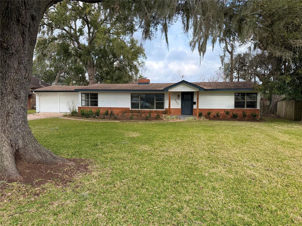 306 Oak Drive, Lake Jackson, TX 77566