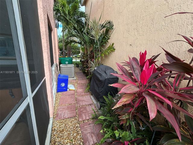 606 SE Trafalgar Ct, Dania Beach, FL 33004