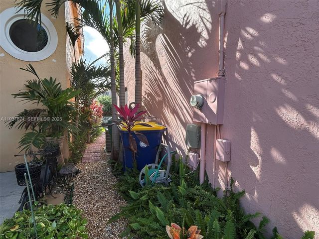 606 SE Trafalgar Ct, Dania Beach, FL 33004