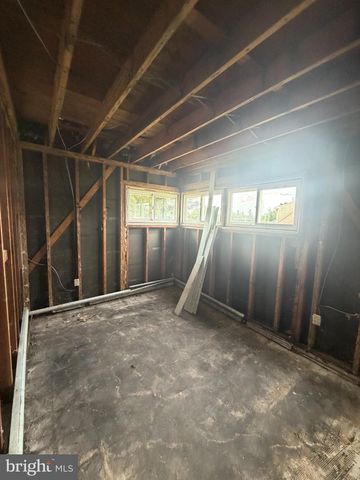 14 CIRCLE RD, Levittown, PA 19057
