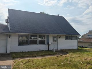 14 CIRCLE RD, Levittown, PA 19057