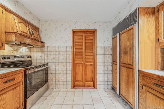 46 Anita Place, Farmingdale, NY 11735