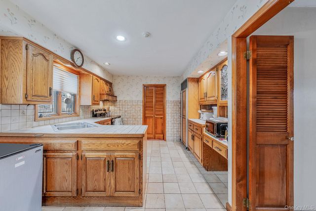 46 Anita Place, Farmingdale, NY 11735