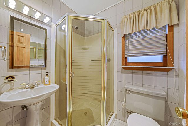 46 Anita Place, Farmingdale, NY 11735