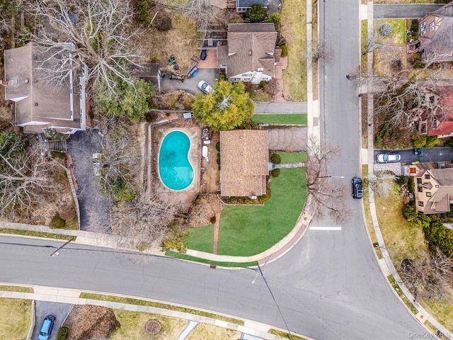 46 Anita Place, Farmingdale, NY 11735