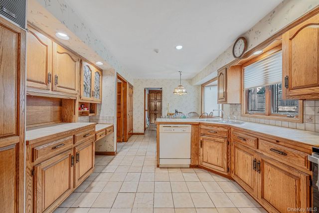 46 Anita Place, Farmingdale, NY 11735