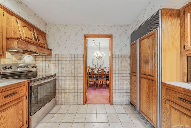 46 Anita Place, Farmingdale, NY 11735