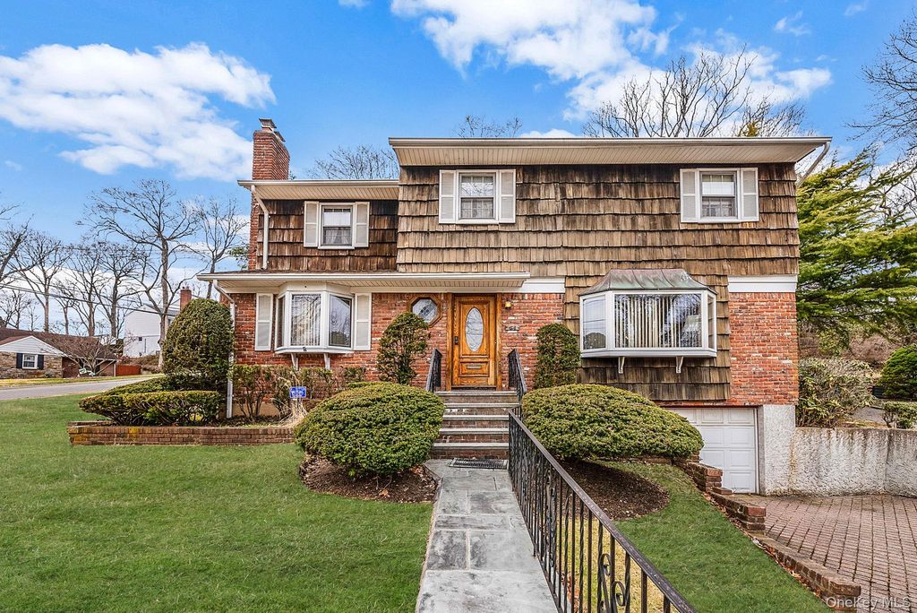 46 Anita Place, Farmingdale, NY 11735