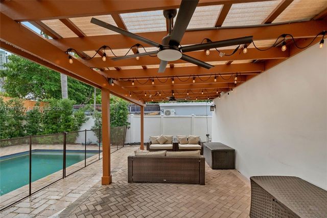 35 SW 20th Rd, Miami, FL 33129