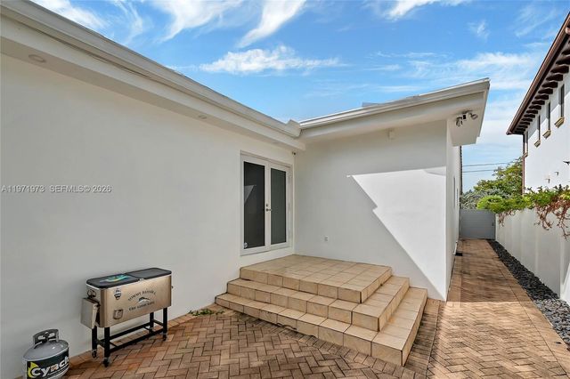 35 SW 20th Rd, Miami, FL 33129