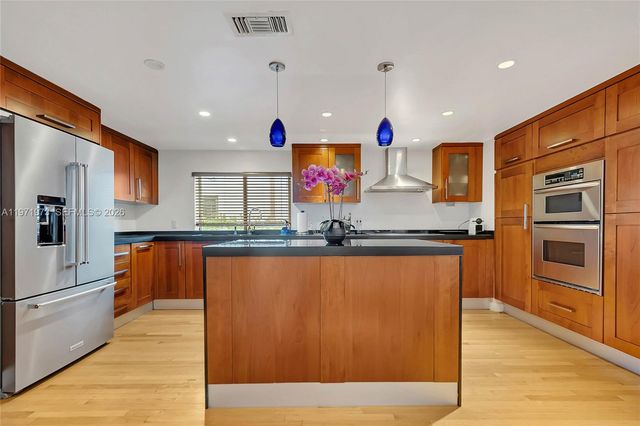 35 SW 20th Rd, Miami, FL 33129