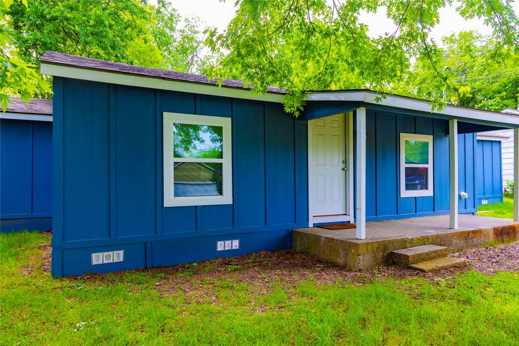 209 Pecan Street, Whitesboro, TX 76273