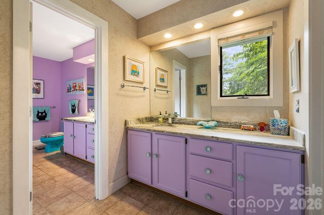 11 Beaumont Drive, Hendersonville, NC 28739