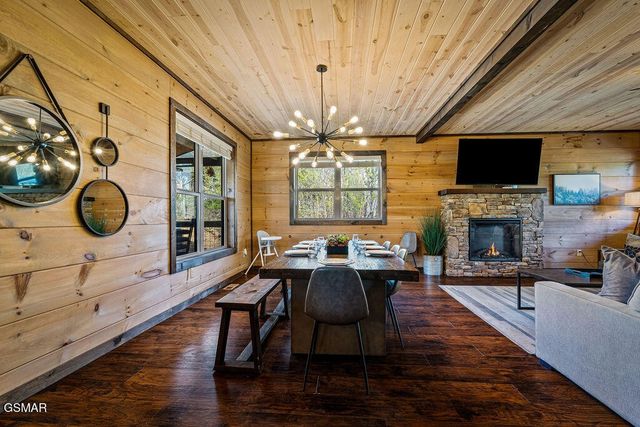 834 Pine Top Lane, Gatlinburg, TN 37738