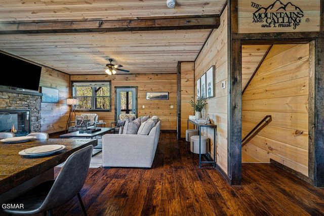 834 Pine Top Lane, Gatlinburg, TN 37738