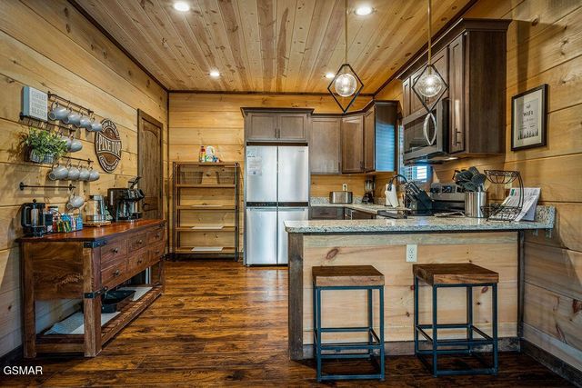 834 Pine Top Lane, Gatlinburg, TN 37738