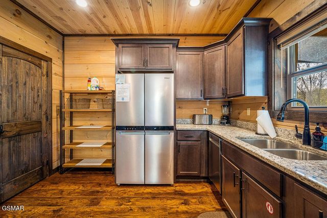834 Pine Top Lane, Gatlinburg, TN 37738
