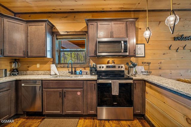 834 Pine Top Lane, Gatlinburg, TN 37738
